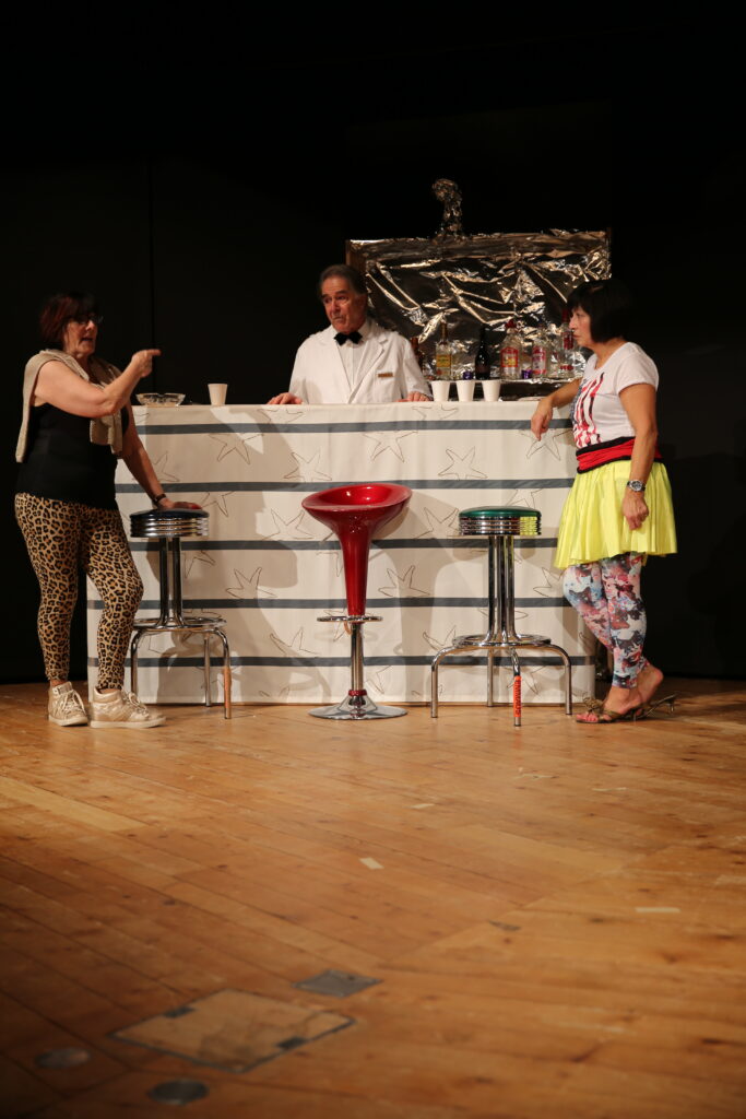 Daniele an der Bar im Stück Auf der MS Silversail läufts wie geschmiert von Christian R. Nill