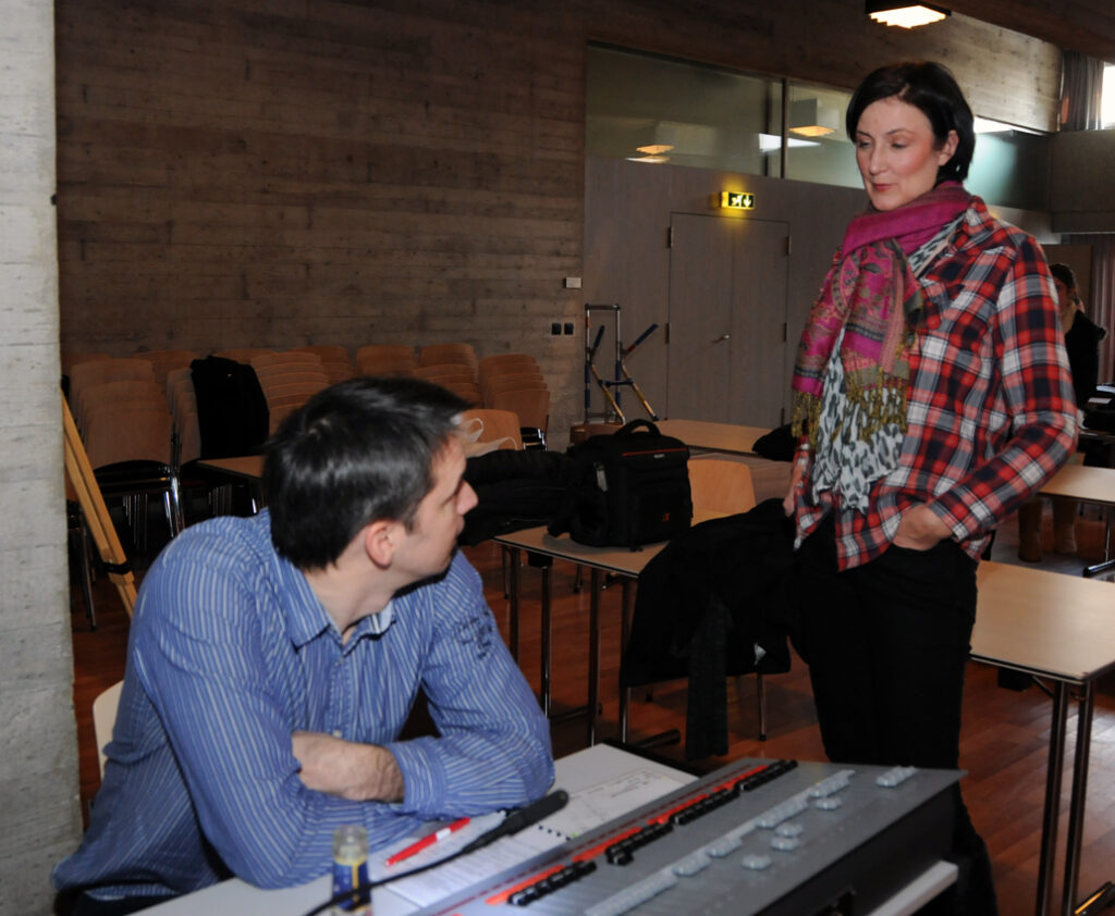 Kommunikation ist auch bei einer Theaterproduktion das A und O! Kommunikation ist auch bei einer Theaterproduktion das A und O!