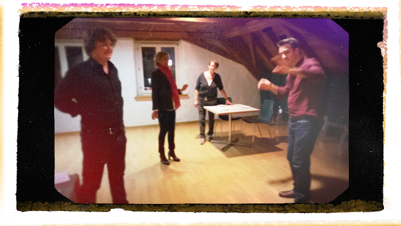 Probenarbeit mit dem Theater Witikon. Mit Lorenz, Margarita, Elsbeth und Regisseur Christian Nill.
