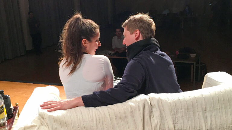Wie entwickelt man eine Rolle glaubwürdig? Probenarbeit mit dem Theater Witikon; Alice und Lorenz in Dinner mit Chaos.