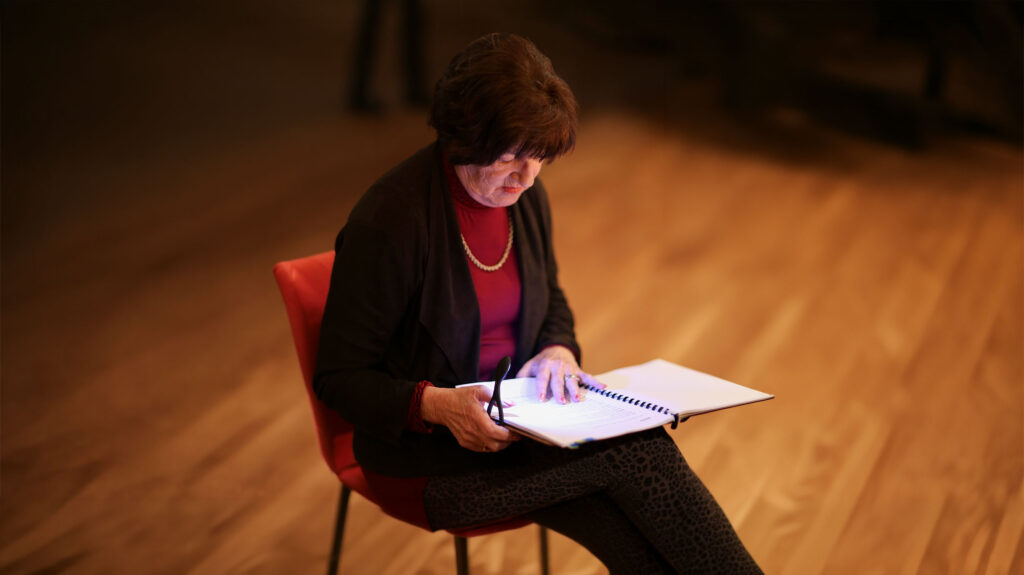 Die Souffleuse im Amateurtheater - unverzichtbar. 