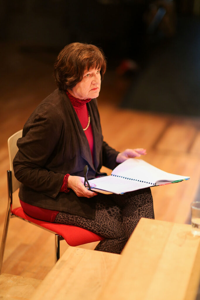 Die Souffleuse im Amateurtheater - unverzichtbar. 