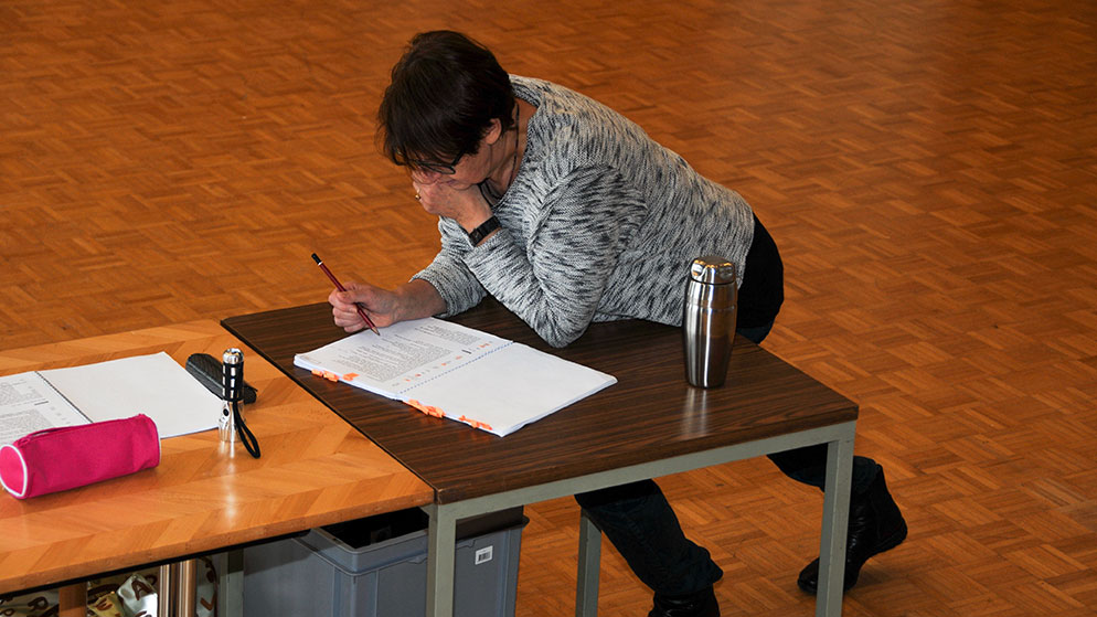 Textlernen geht auch während einer Probenpause. © Theater Witikon